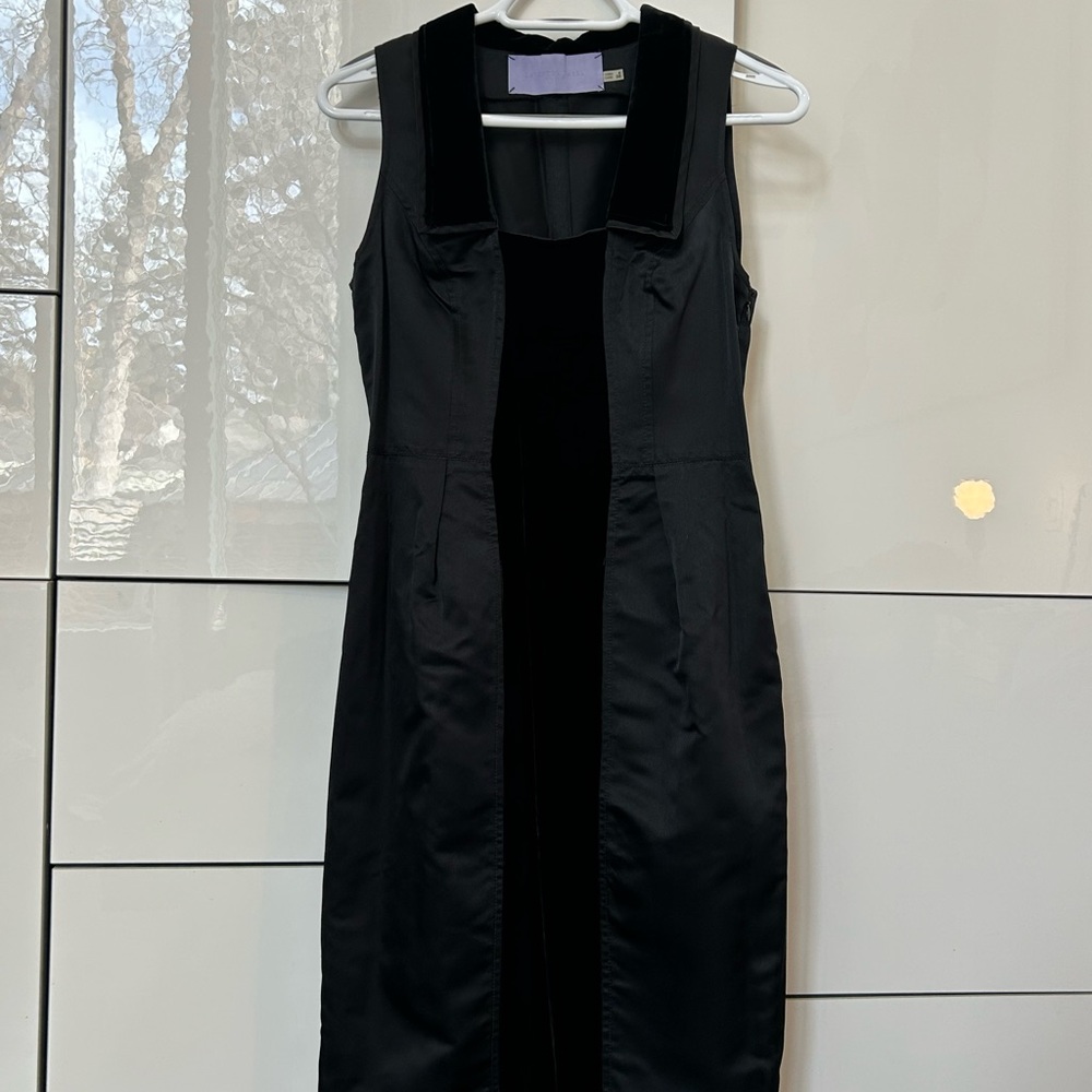 Vera Wang Lavender label black silk and velvet dress. Size 38